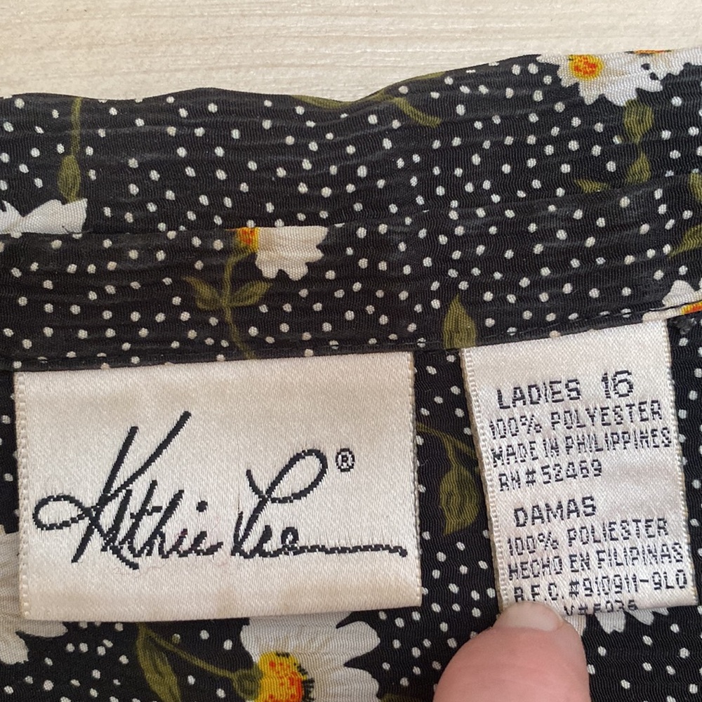 Kathie Lee Womens Size 16 Button Front Blouse. Black with floral print - Picture 8 of 9